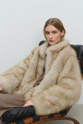 Mittellanger, warmer Mantel aus Kunstfuchsfell mit Stehkragen