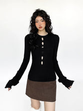Top mit Cut-out-Rippstrick und Glockenärmeln