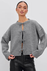 Lässige, einfarbige Strickjacke mit lockerem Bindegürtel