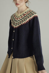 Wollstrickjacke mit Rundhalsausschnitt, langen Ärmeln und einreihiger Knopfleiste