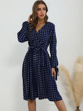 V-Ausschnitt, plissiertes blaues Polka-Dot-Kleid