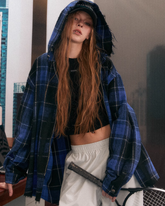 Blau karierte Oversize-Kapuzenjacke