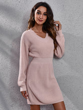 Strickkleid mit V-Ausschnitt und langen Ärmeln