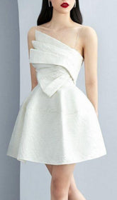 Weißes Minikleid mit Trägern