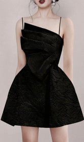Schwarzes Minikleid mit Trägern