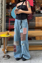 Retro-Maxijeans mit Rissen, Patchwork-Muster und Farbspritzern