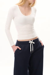 Schickes, tailliertes Unterhemd mit U-Ausschnitt, eckigen Schultern und Taillenband