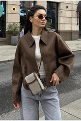 Kurze, locker geschnittene Wolljacke mit Kragen und Reißverschluss