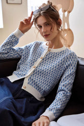 Hellblauer Cardigan mit Rundhalsausschnitt, langen Ärmeln und kurzem Ärmel