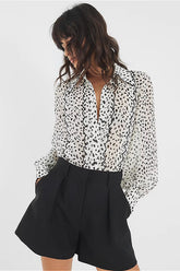 Vielseitige Bluse mit langen Ärmeln und Satin-Textur, drapiertem Schnitt
