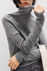 Weiches, hochgeschlossenes, figurbetontes Funktionsunterhemd aus Wolle