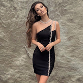 Ärmelloses Mini-Bandagenkleid mit einem Träger und Strassapplikationen