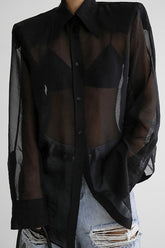 Elegante, locker sitzende Bluse aus transparentem Mesh mit langen Ärmeln