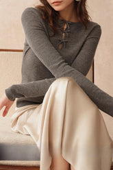 Elegante Basisschicht aus Wollstrick mit Schleifenausschnitt