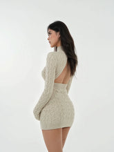 Zopfstrickkleid mit offenem Rücken