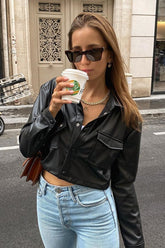 Weiße, kurze Lederjacke mit langen Ärmeln