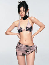 Bikini-Set in Mauve und Schwarz mit Batikmuster und passendem Sarongrock