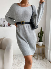 einfarbiges Strickkleid mit Rundhalsausschnitt
