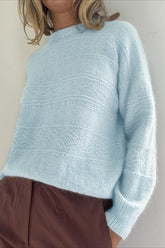 Langärmliger Pullover mit Zopfmuster und Rundhalsausschnitt