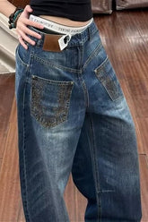 Lässige, dekonstruierte, bestickte Jeans mit weitem Bein