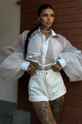 Transparente Bluse mit Laternenärmeln, Kragen und Rüschen