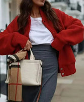 Roter, einreihiger Mantel mit Rundhalsausschnitt