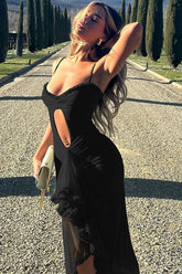 Partykleid mit asymmetrischem Spaghettiträgern und Spitzenausschnitten