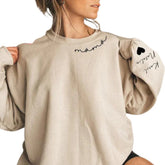 Personalisiertes Mama-Sweatshirt mit Kindernamen auf dem Ärmel