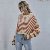Gestreifter Herbstpullover mit überschnittenen Schultern