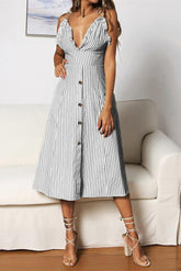 Kleid mit tiefem Ausschnitt und maritimen Streifen
