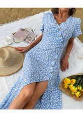Kleid mit Blumenknöpfen und Schlitz