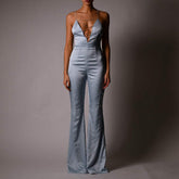 Trägerloser, figurbetonter Jumpsuit mit Strass-Kette