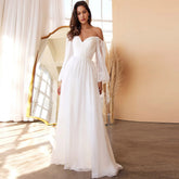 Abendkleid mit tiefem Ausschnitt und Schlitz
