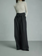 Schwarze, weit geschnittene Hose mit hohem Bund