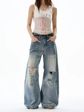Schwere, kniebelastete, ausgefranste, weite blaue Jeans