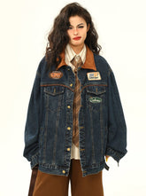 Jeansjacke mit Rennaufnäher und Cordkragen