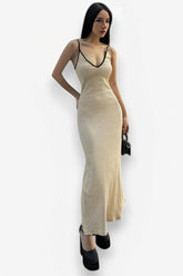 Einteiliges, mittellanges Trägerkleid mit V-Ausschnitt