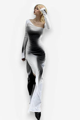 Bedrucktes, langärmeliges Schlitzkleid im Street-Style