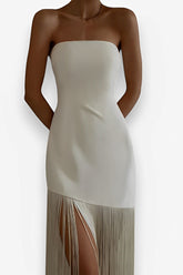 Kleid mit Quasten am Oberteil und Schlitz