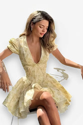 Kurzärmeliges, plissiertes Kleid mit V-Ausschnitt