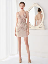 kurzes Partykleid mit Wellenmuster und Farbverlauf und Perlen