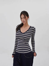 Schmal geschnittener Langarmpullover mit tiefem V-Ausschnitt