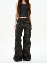 Cargohose mit Camouflage-Print, weitem Bein und vielen Taschen
