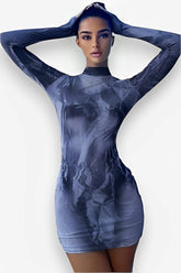 Bedrucktes, schmal geschnittenes Kleid mit Rundhalsausschnitt und Hüfte