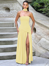 Rückenfreies, geschlitztes, trägerloses Maxikleid mit Schleife