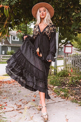 Boho-Kleid mit tiefem V-Ausschnitt, floraler Stickerei, lockeren Rüschen und fließendem V-Ausschnitt