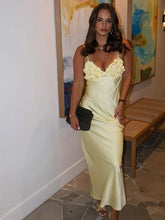 Gelbes Maxikleid aus Satin mit Blumenmuster