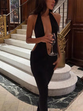 Figurbetontes Partykleid mit tiefem V-Ausschnitt und Neckholder-Absatz