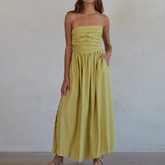 Gestreiftes, trägerloses, fließendes Midi-Kleid