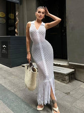 Maxikleid mit tiefem Ausschnitt und Hüftwickel